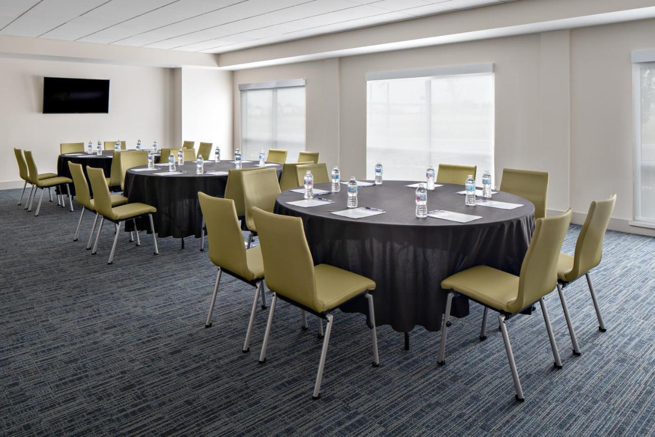 Holiday Inn Express & Suites - Elkhorn - Lake Geneva Area By Ihg Dış mekan fotoğraf