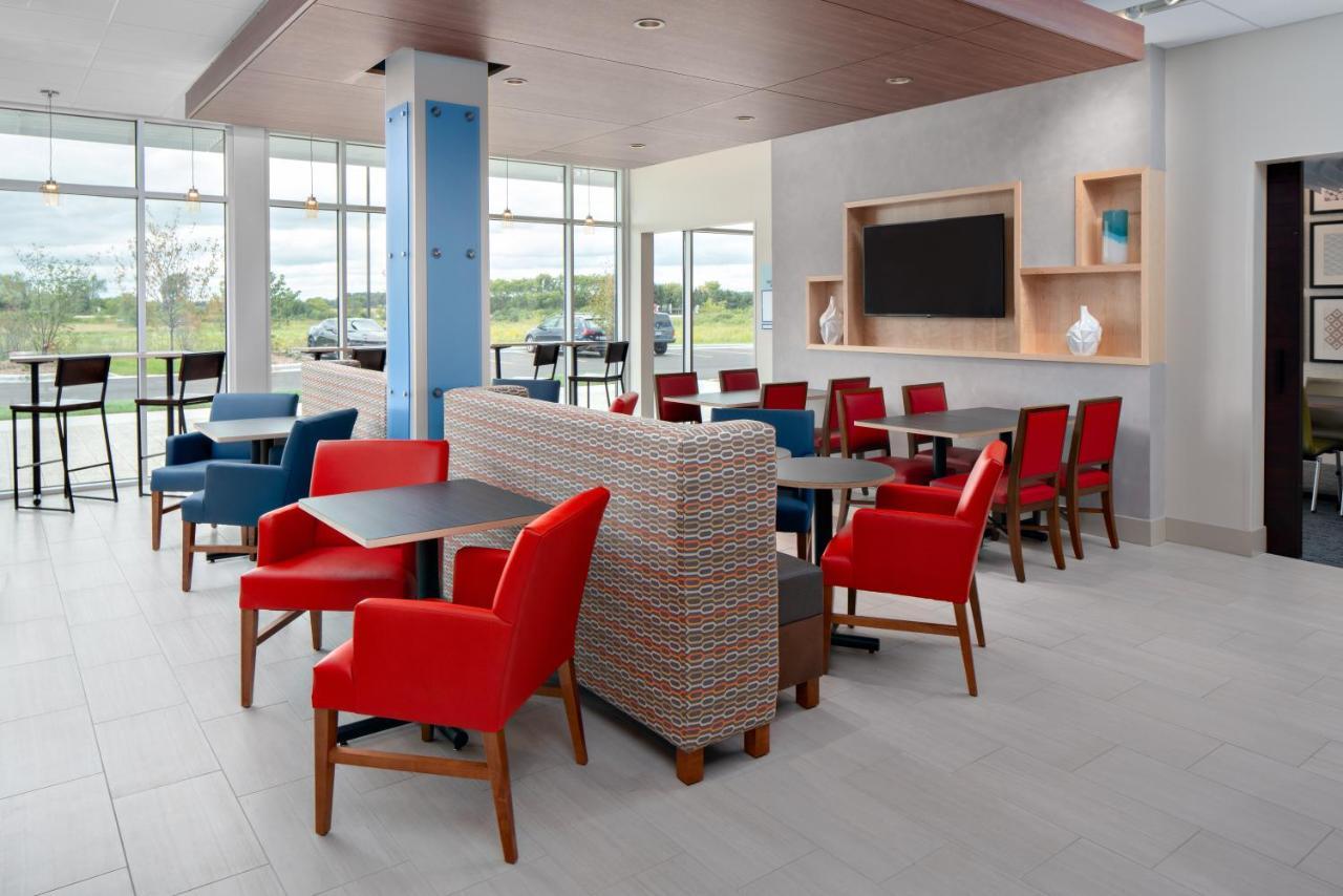 Holiday Inn Express & Suites - Elkhorn - Lake Geneva Area By Ihg Dış mekan fotoğraf