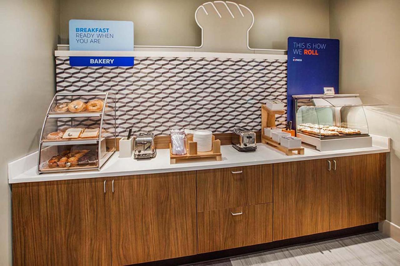 Holiday Inn Express & Suites - Elkhorn - Lake Geneva Area By Ihg Dış mekan fotoğraf