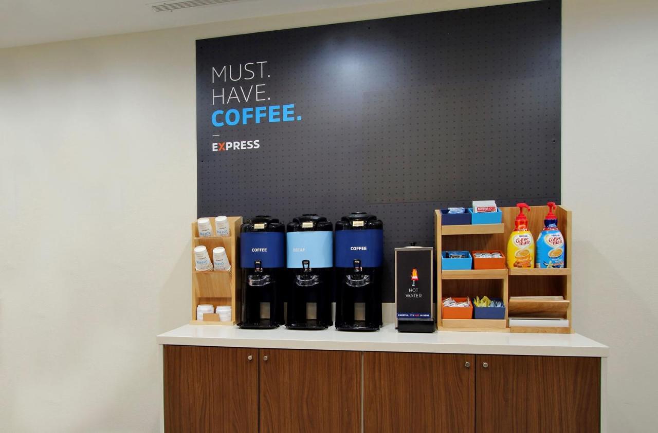 Holiday Inn Express & Suites - Elkhorn - Lake Geneva Area By Ihg Dış mekan fotoğraf